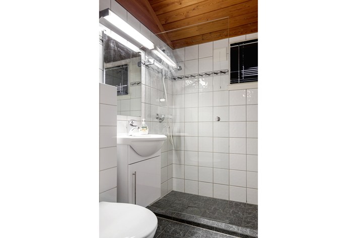 Kaklat badrum med toalett handfat och dusch